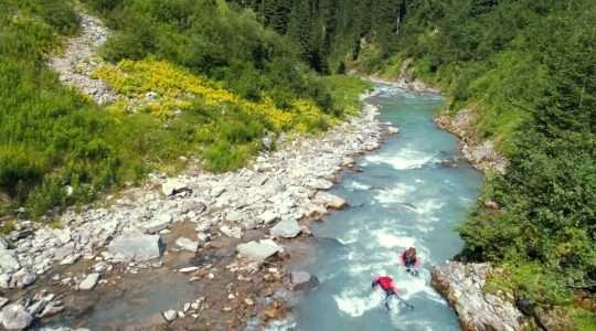 Hydrospeed in Lech Zürs: head-first met een bodyboard de rivier af