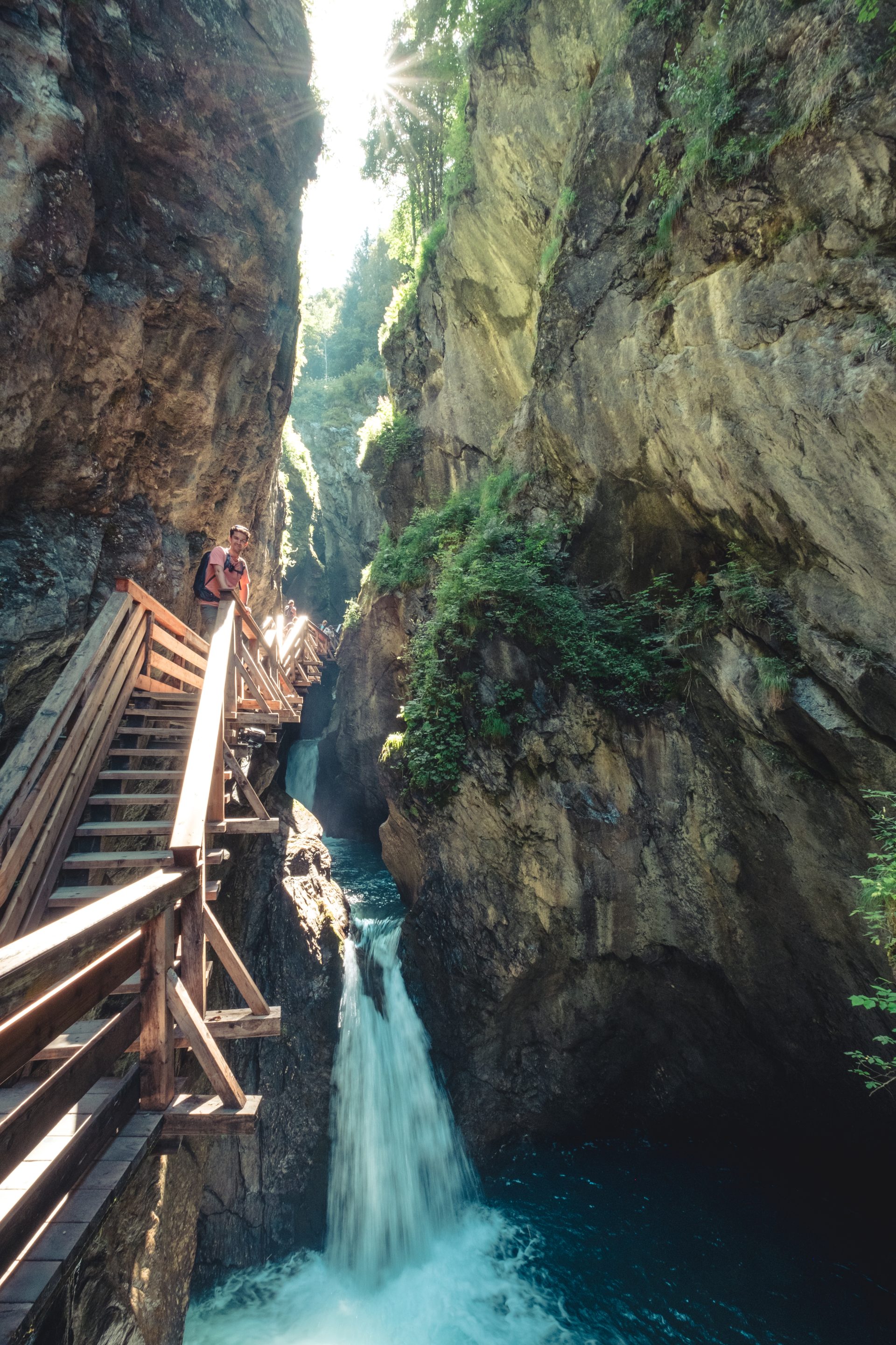 Sigmund Thun Klamm in Kaprun overdag met mooie inval van de zon.